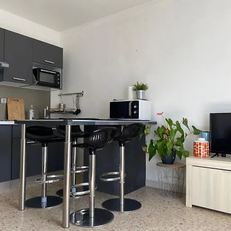 Les Lilas, A 300m Apartman *